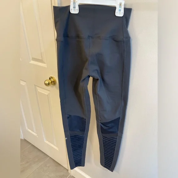 ALO Yoga dark gray Moto Leggings size medium - Picture 2 of 5
